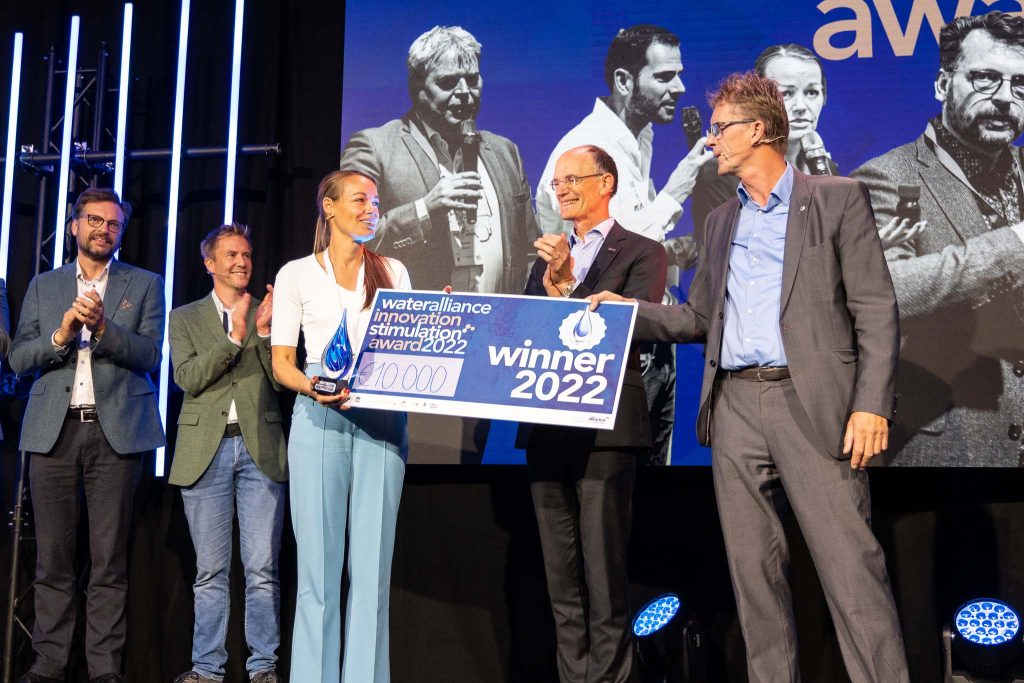 Ferr-Tech wint WIS Award met FerSol_Judith receives award